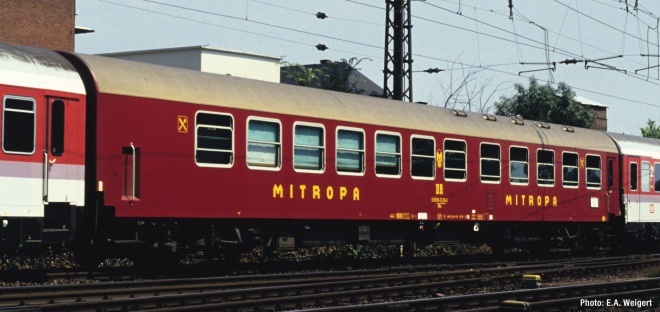 Restaurant car type Halberstadt MITROPA<br /><a href='images/pictures/Roco/Roco-74806.jpg' target='_blank'>Full size image</a>